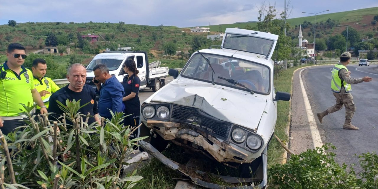 Siirt’te otomobil refüje çarptı: 1 kişi yaralandı