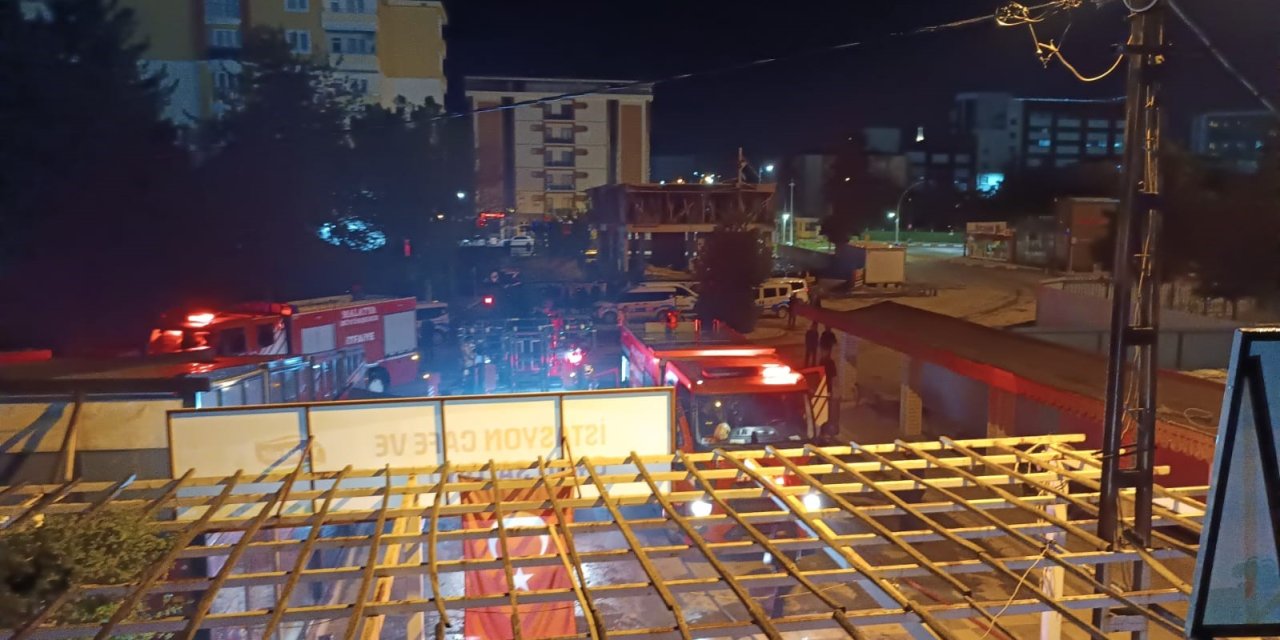 Malatya’da çatı yangını paniğe neden oldu