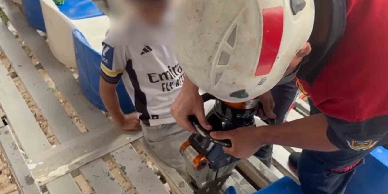 Urfa'da statta maç izleyen çocuğun ayağı tribündeki demire sıkıştı