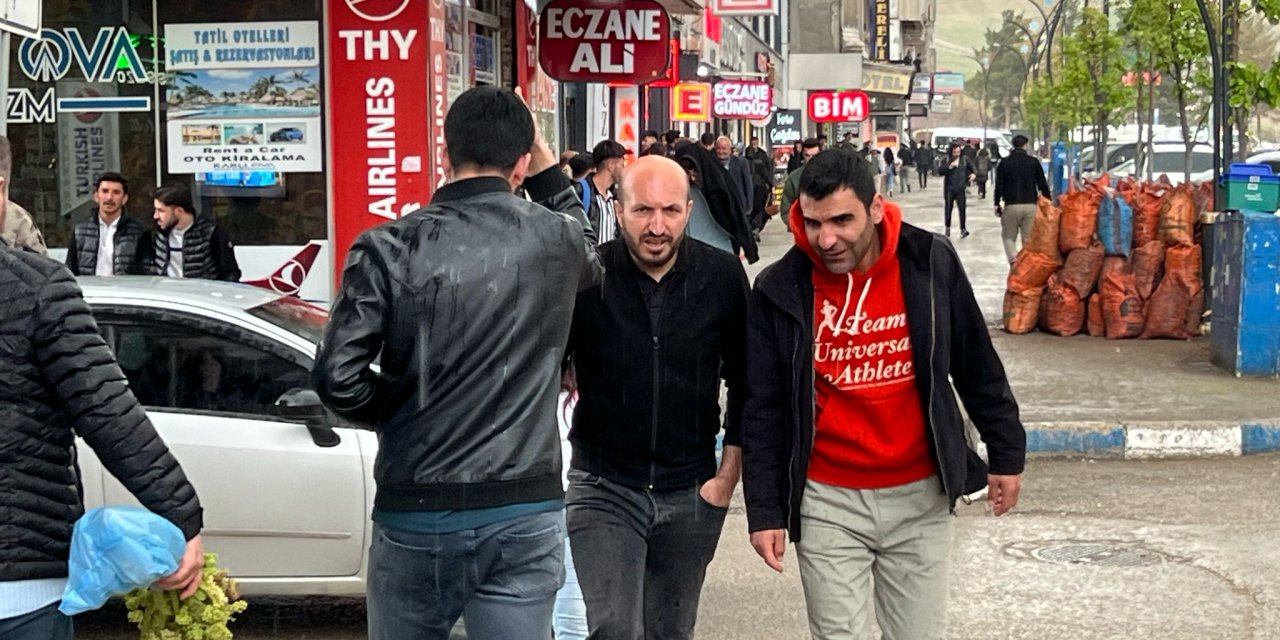 Yüksekova’da güneşli hava yerini sağanağa bıraktı