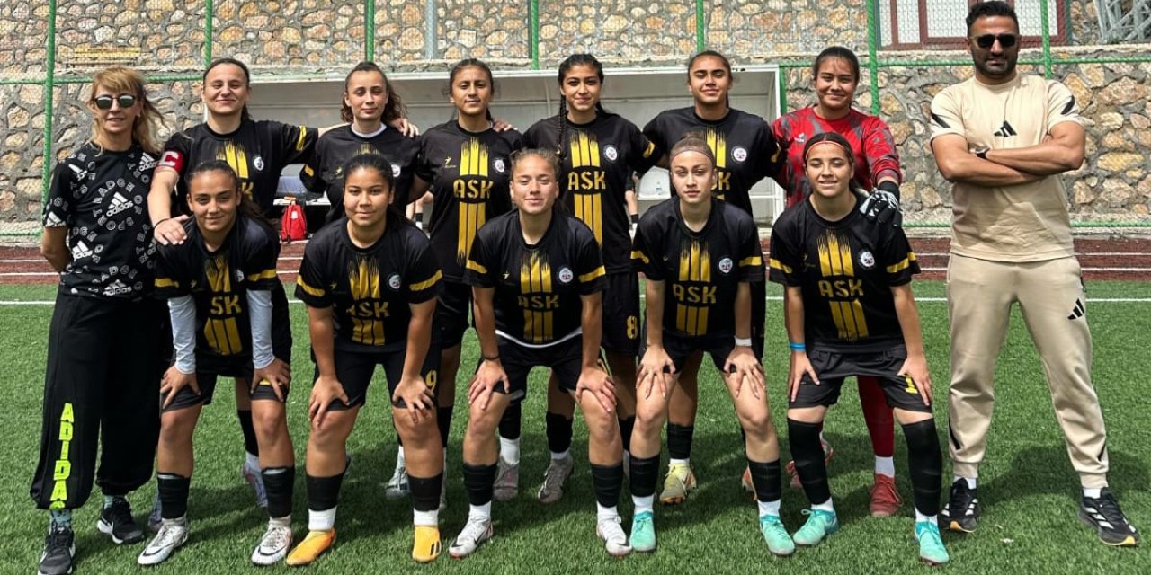 Adil Sani Konukoğlu Spor Lisesi futbol takımları Türkiye finallerine yükseldi
