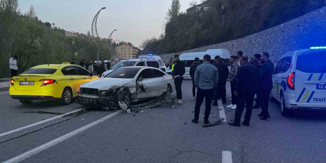 Bitlis’te otomobil ile minibüs çarpıştı: 8 yaralı