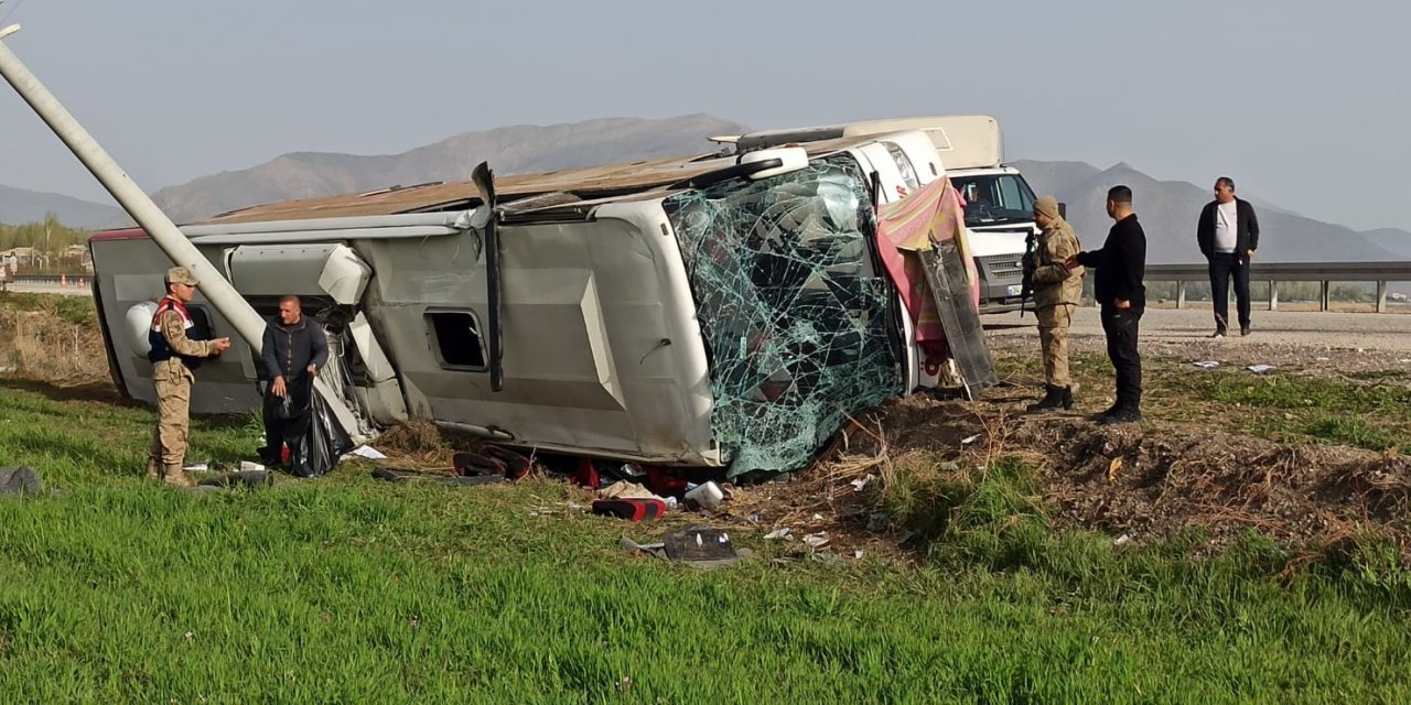 Van'da yolcu otobüsü devrildi: 28 kişi yaralandı