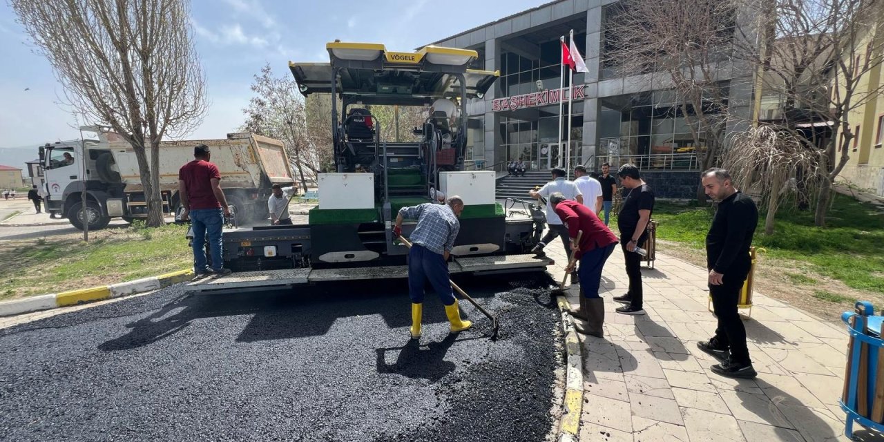 Yüksekova Devlet Hastanesi’nde asfalt çalışmaları hız kazandı