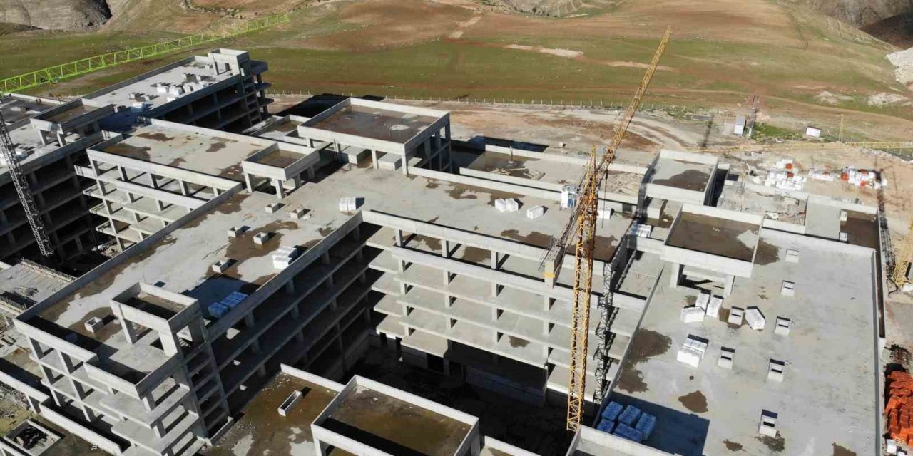 Siirt’te sismik izolatörlü hastane inşaatı devam ediyor