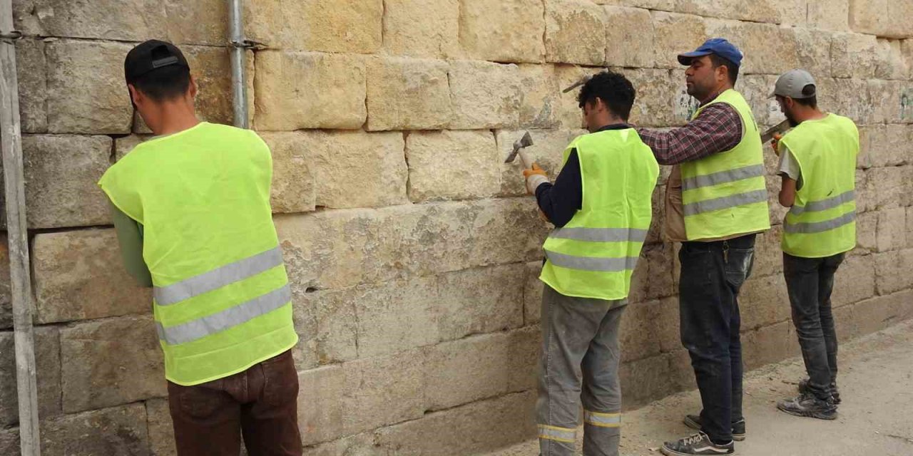 Taş ustaları 1 Mayıs’ta da ekmeklerini taştan çıkardı