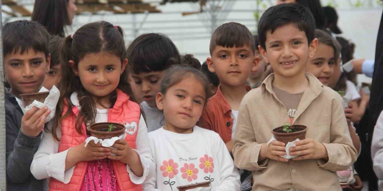 Van'da minik öğrenciler seralarda doğayla buluştu