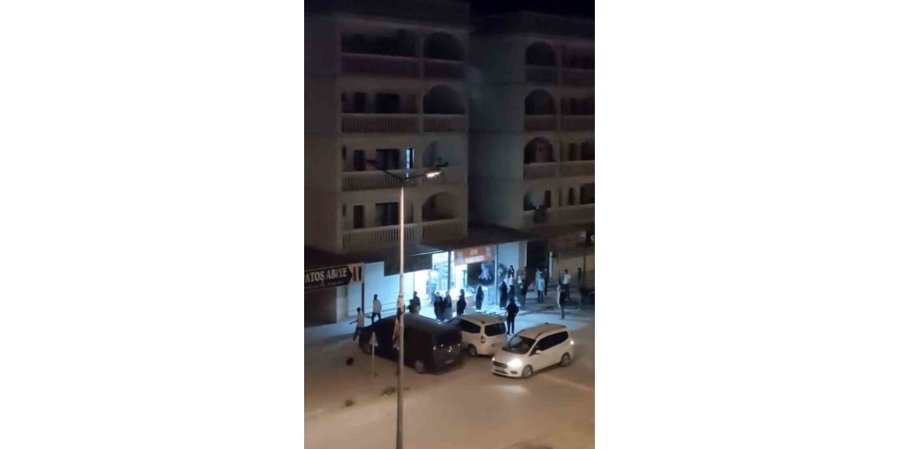 Nusaybin'de arbedede market önündeki dolabın devrildiği anlar kamerada