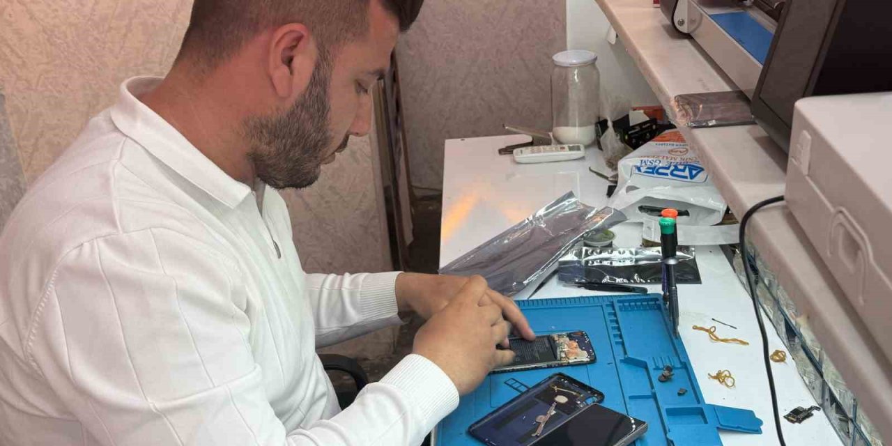 Telefonun bataryası tamir sırasında alev alarak patladı