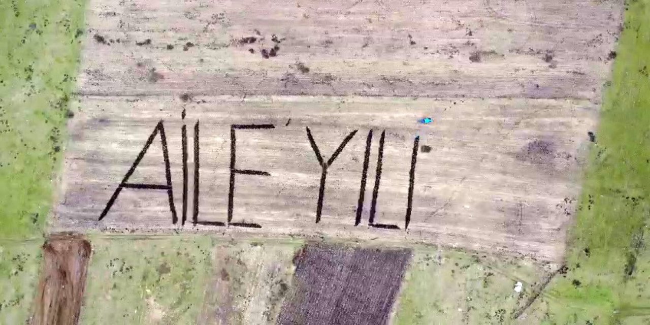 Ardahan'da bir çiftçi tarlasına traktörüyle "Aile Yılı" yazdı