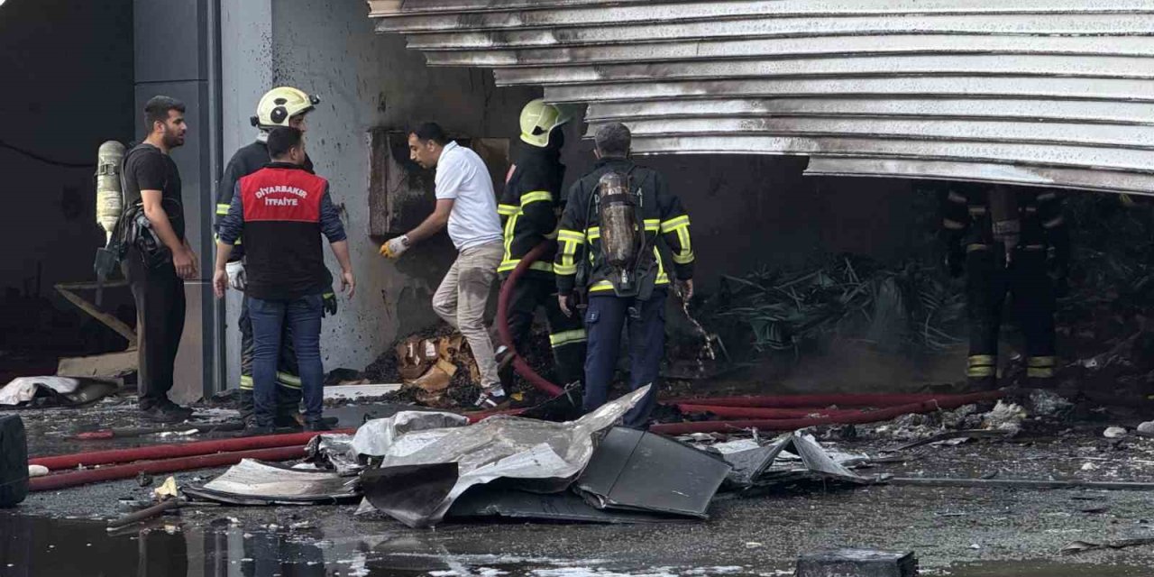 Kepenk tamiri sırasında çıkan kıvılcımla 4 dükkan yandı