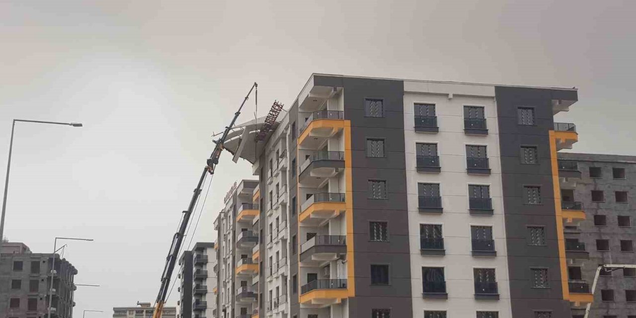 Fırtınada çatıdaki çelik koruma aşağı sarktı, facia ucuz atlatıldı