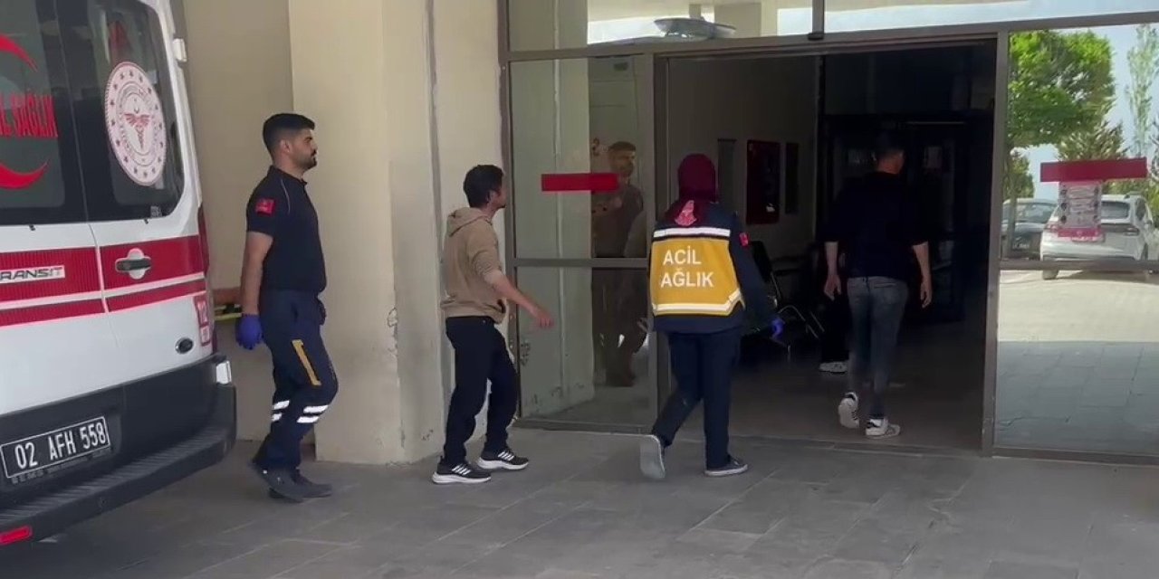 Besni'de iki grup arasında şakalaşma sonrası bıçaklı kavga: 3 yaralı