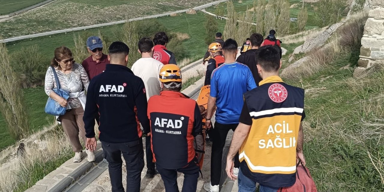 Van Kalesi’nden düşen 68 yaşındaki kadın kurtarıldı