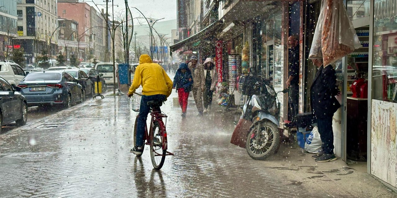 Yüksekova’da yağmur ve dolu etkili oldu