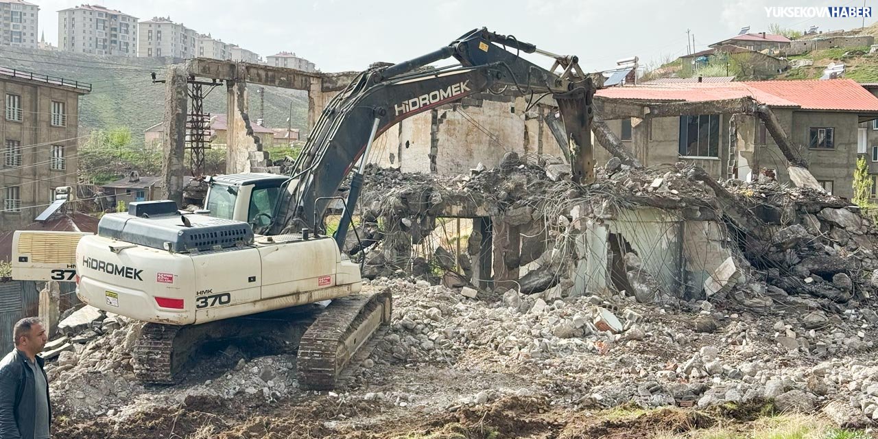 Uyuşturucu bağımlılarının meskeni haline gelen kayak evi binası yıkıldı