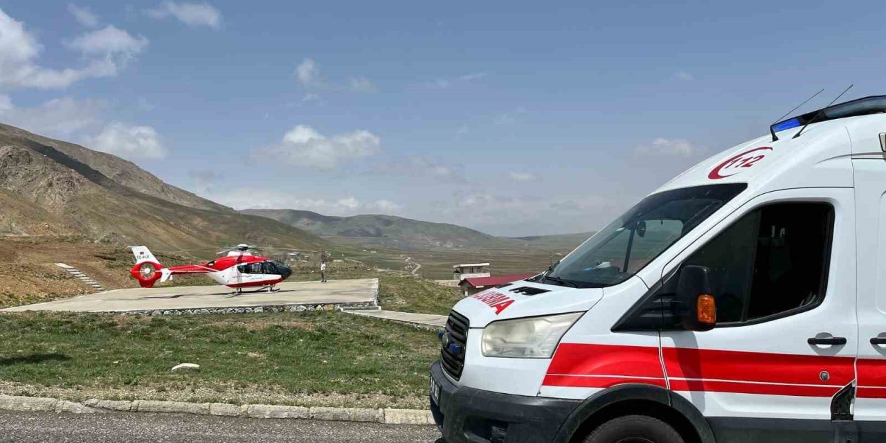 Başkale'de ambulans helikopter kafa travması geçiren hasta için havalandı