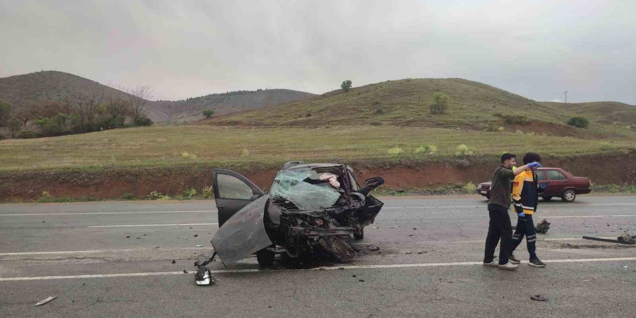 Hafif ticari araç ile otomobil çarpıştı: 2 ölü, 2 yaralı