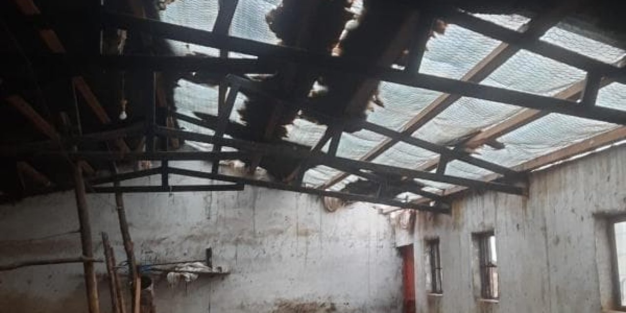 Elazığ’da etkili olan fırtına ahırın çatısını uçurdu