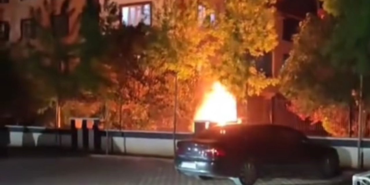 Antep’te park halindeki otomobil alev topuna döndü