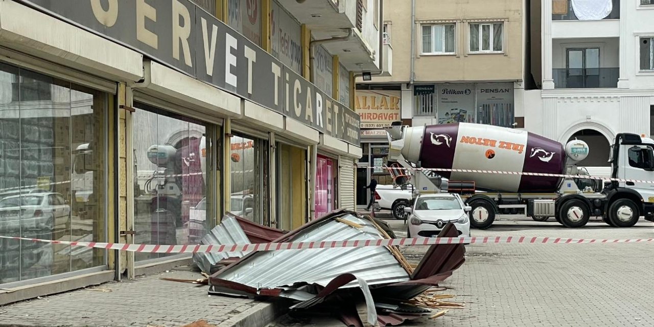 Van’da etkili olan fırtına çatıları uçurdu