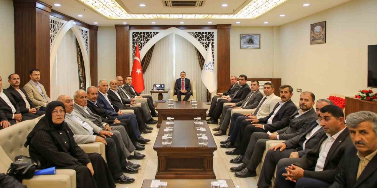 Mahallelinin taleplerini Vali Çelik'e ilettiler