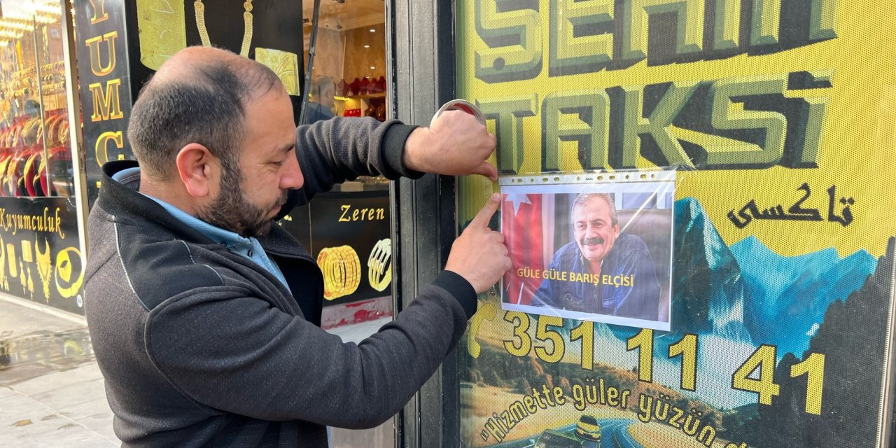 Yüksekova Şehir Taksi Durağı'nda Sırrı Süreyya Önder’e veda