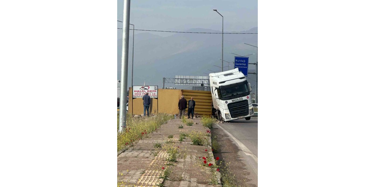 Gaziantep'te pamuk yüklü tır virajı alamayıp yan yattı