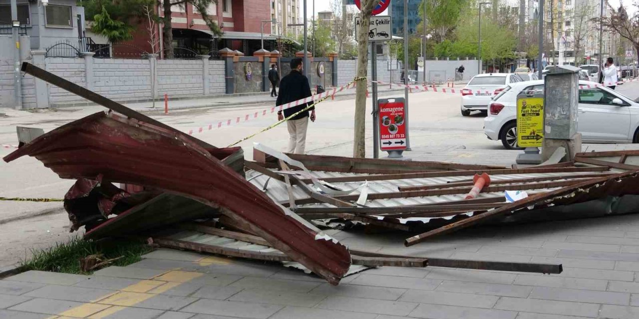 Van'da şiddetli fırtına çatıları uçurdu, araçlar zarar gördü