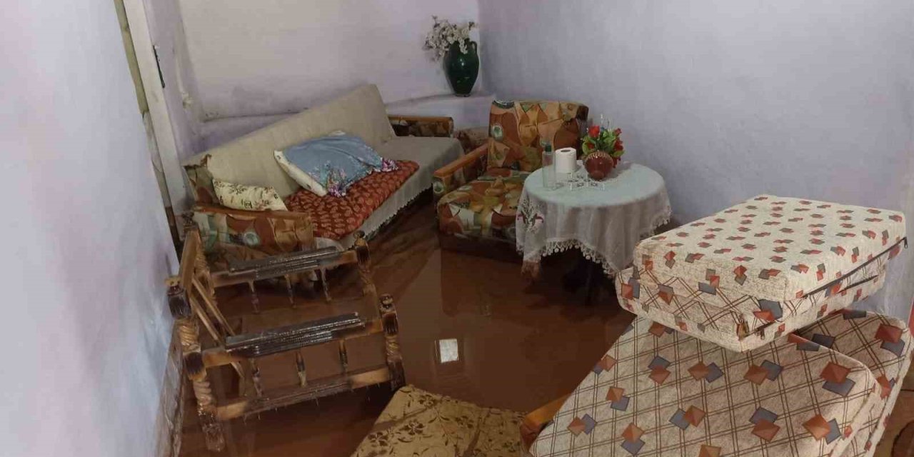 Malatya'nın Darende ilçesinde sağanak ve dolu hayatı olumsuz etkiledi