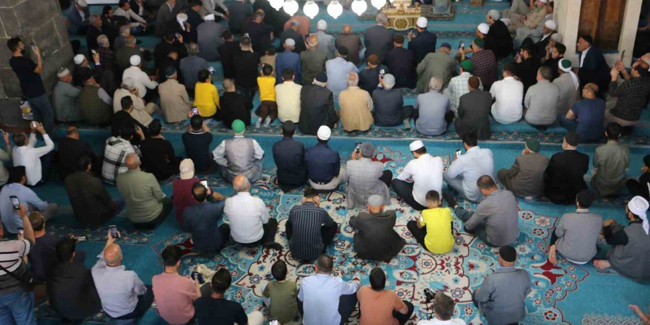 Diyarbakır'da dünya birincisi hafızlar Kur’an-ı Kerim okudu