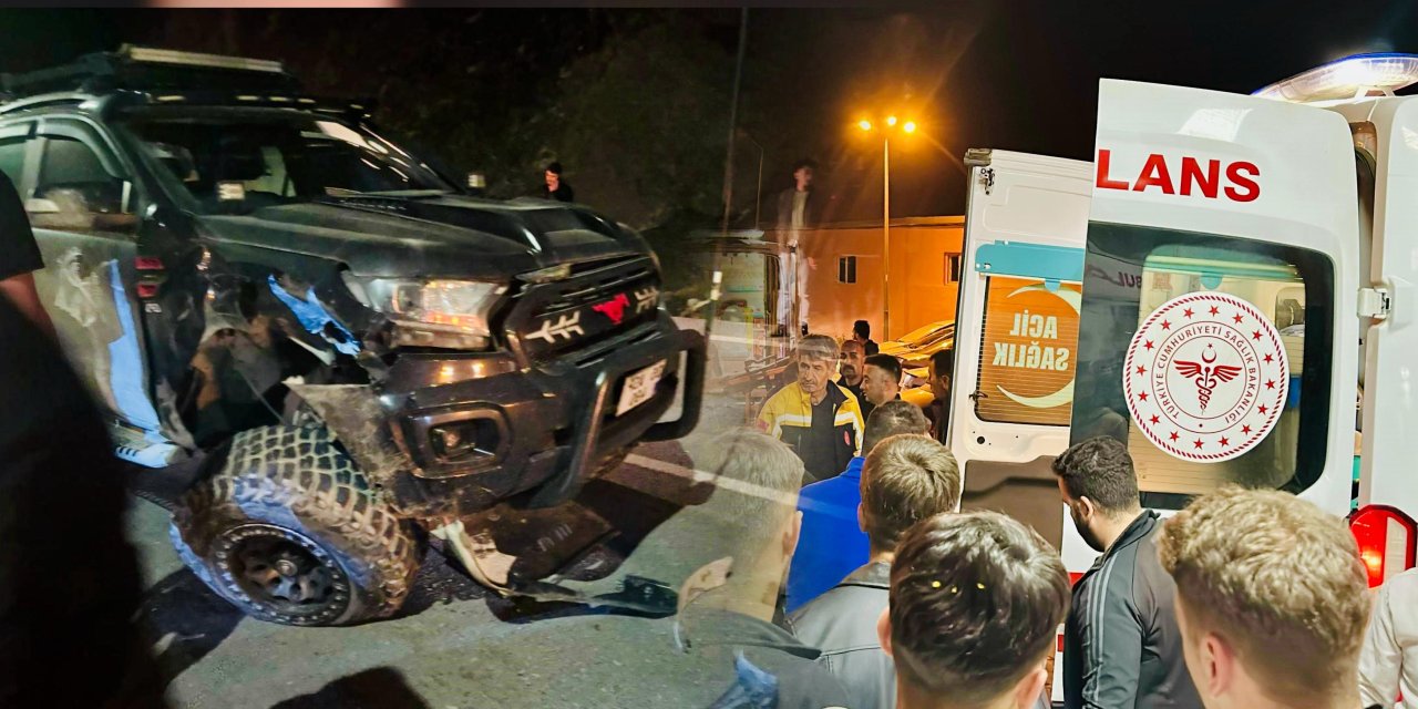 Hakkari’de iki araç kafa kafaya çarpıştı: 8 kişi yaralandı
