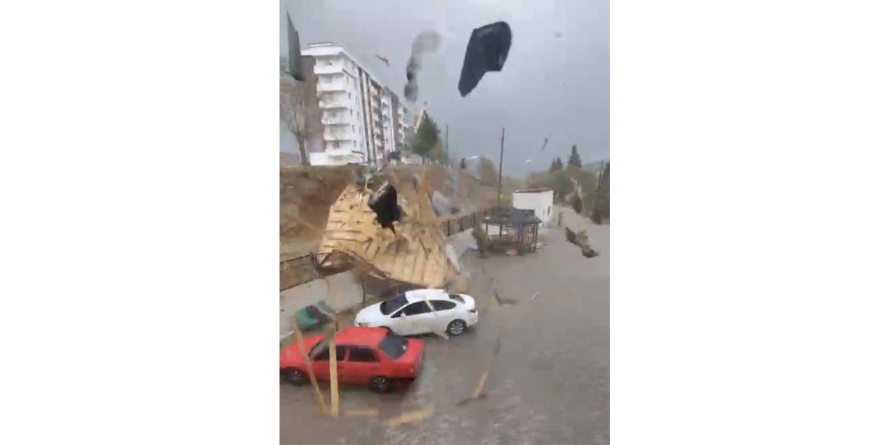 Alacakaya’da fırtınadan uçan çatı araçların yanına düştü