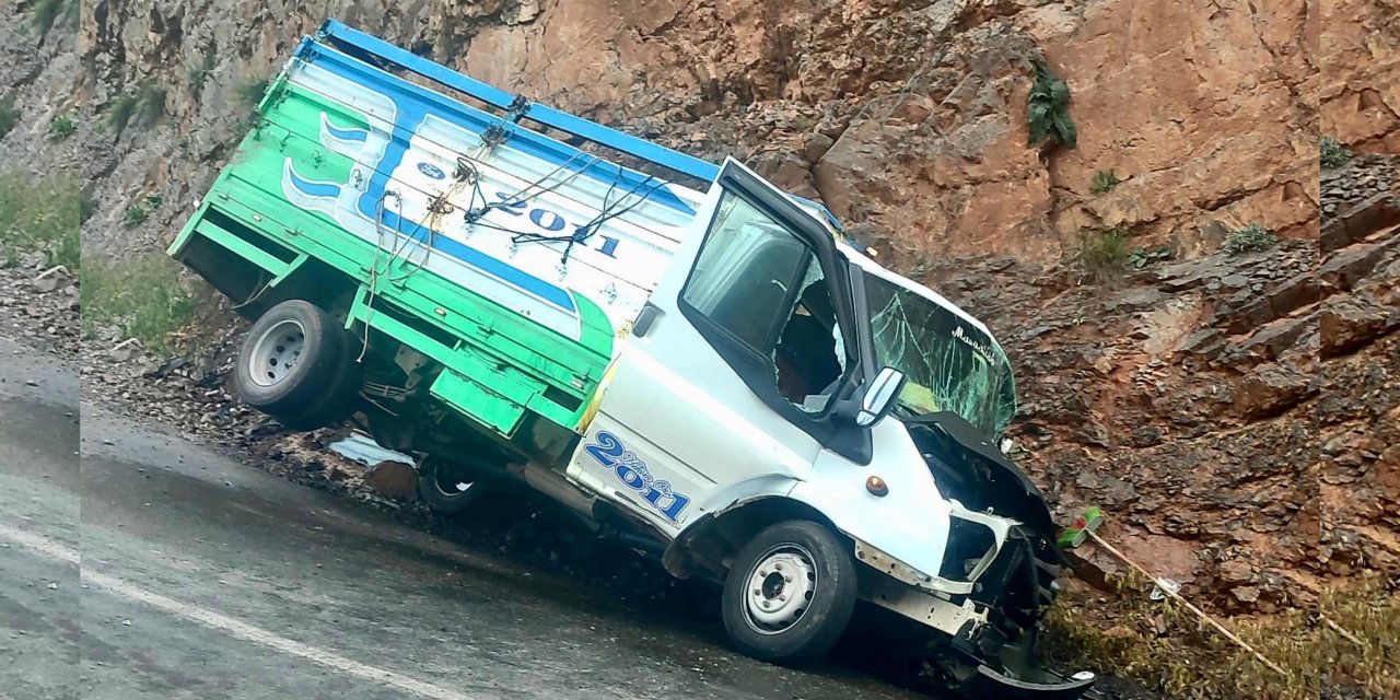 Hakkari'de kontrolden çıkan kamyonet kayalığa çarptı: 1 ölü, 1 yaralı