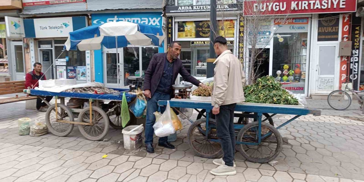 Ağrı'da baharın müjdecisi ışkın ve çiriş tezgahları süslüyor