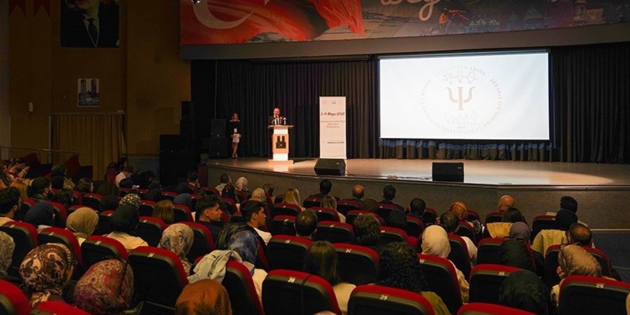 Erzurum'da "Geleceğin ışığı çocuk ve ergen" temasıyla üçüncüsü düzenlenen psikoloji zirvesi" başladı