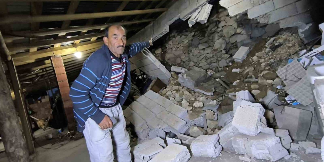 Erzurum'da kaya parçaları evin çatı katını yıktı