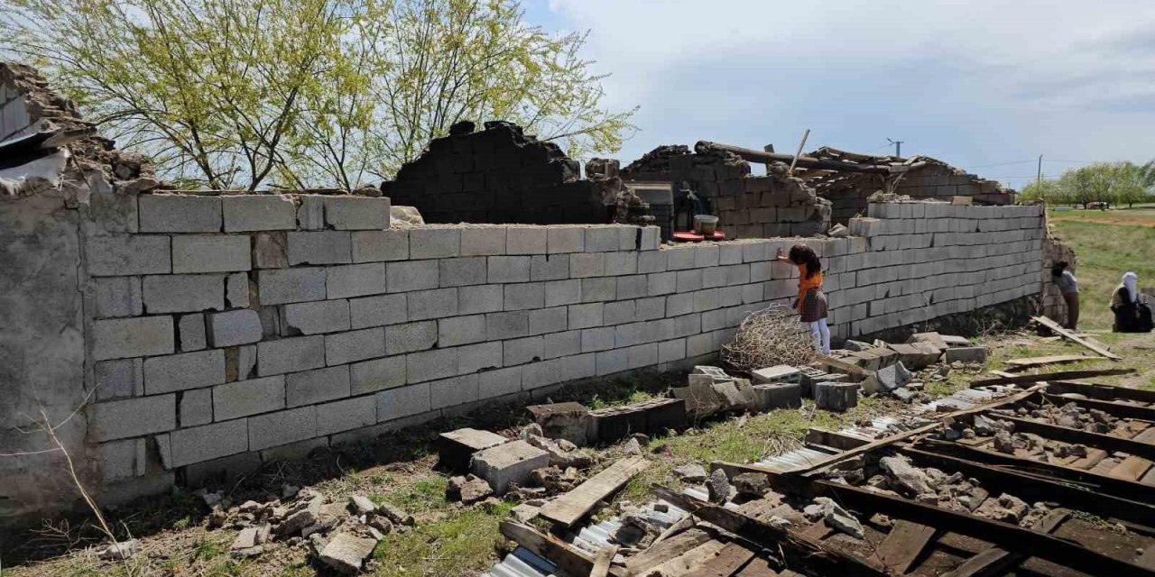 Bitlis'te fırtına çatıları uçurdu