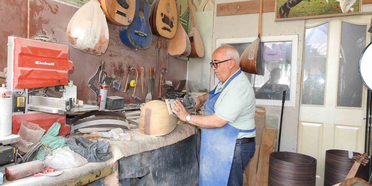 35 yıldır bağlama imalatı yapıyor ama bağlama çalamıyor