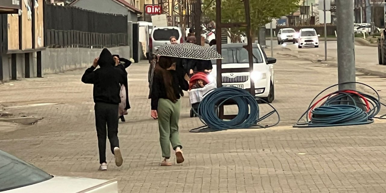 Yüksekova’da sağanak yağış etkili oldu