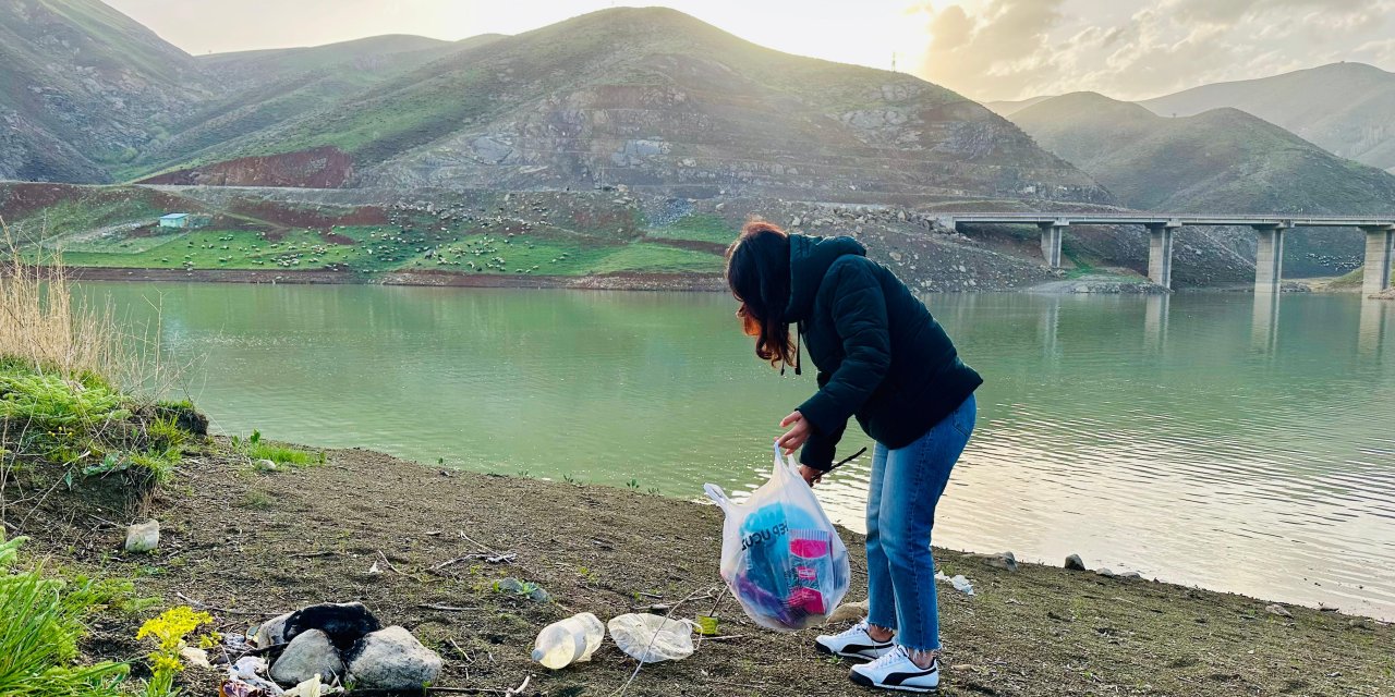 Şedal’dan çöp manzarasına tepki: “Doğayı hoyratça kullanmak vicdana sığmaz”