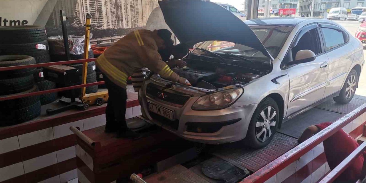 Mardin’de otomobilin motoruna sıkışan yavru kedi itfaiye ekiplerince kurtarıldı
