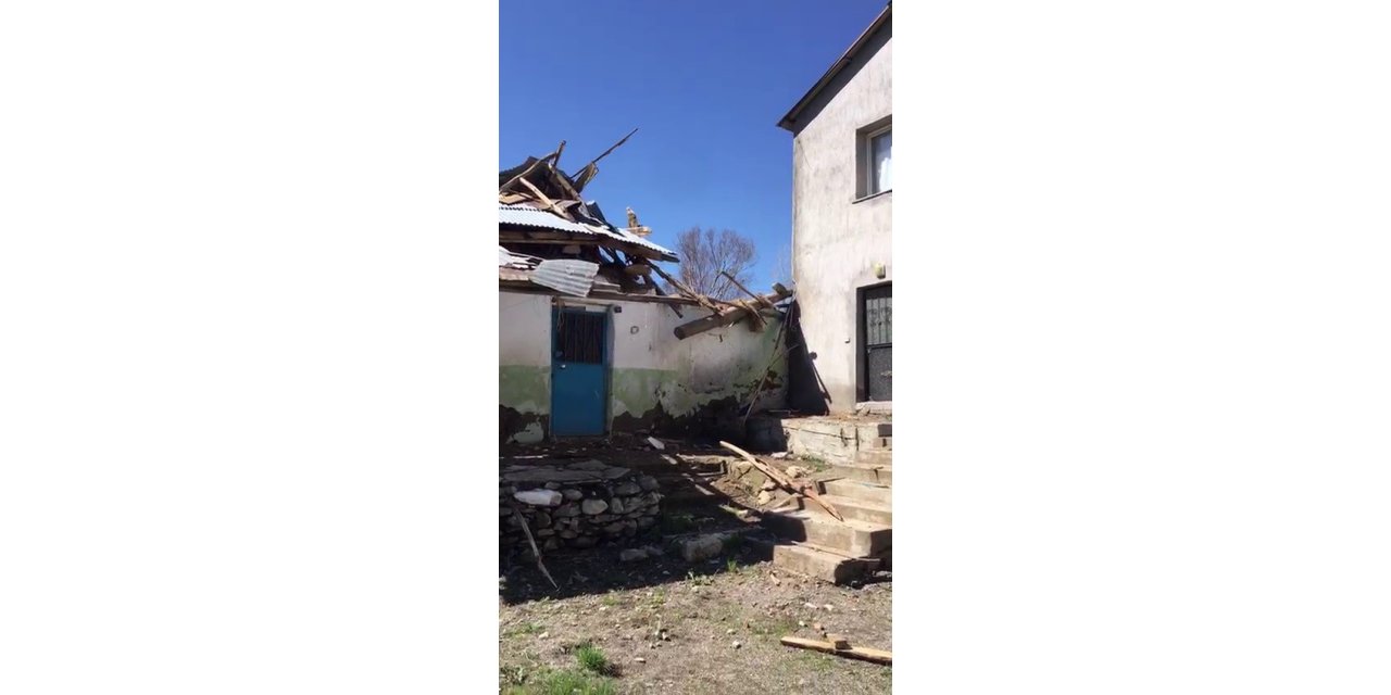 Erzurum’da hortumda binaların çatıları uçtu