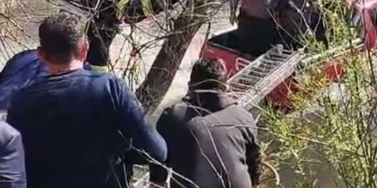 Erzurum'un Narman ilçesinde sürücü aracıyla dereye uçtu