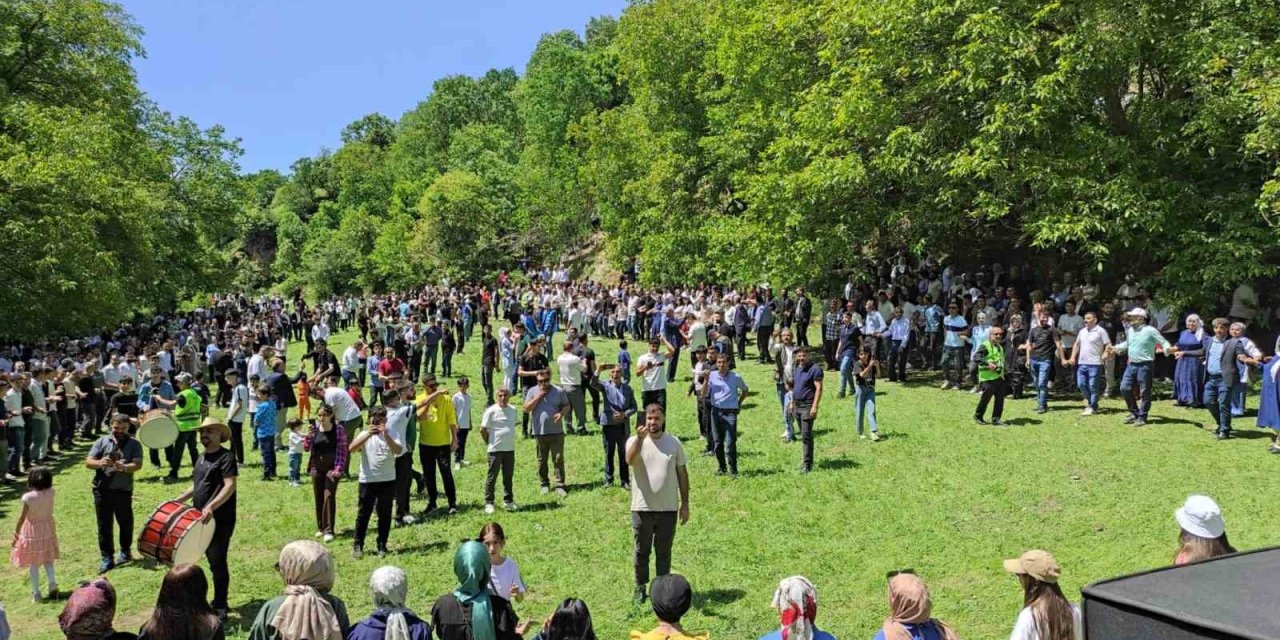 35 yıl sonra köylerine dönen aileler, kazanlarda yemekler pişirip doyasıya eğlendi