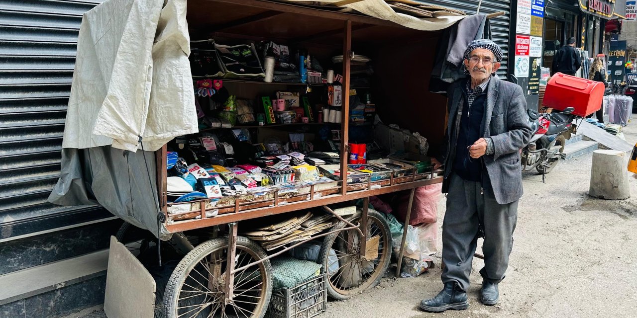 Yüksekovalı 75 yaşındaki tezgahtar Tekin, destek bekliyor: “Ne evimiz sağlam ne de geçimimiz var”