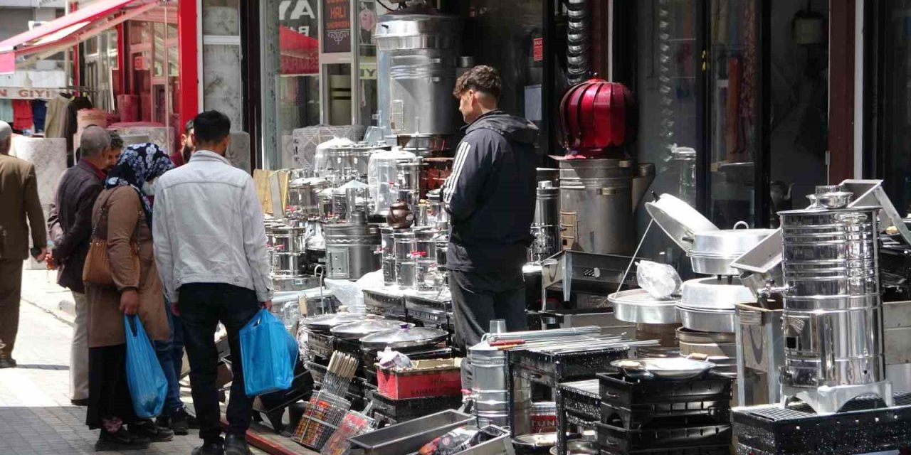 Van'daki sobacılar çarşısında mangal ve semaver üretimi arttı