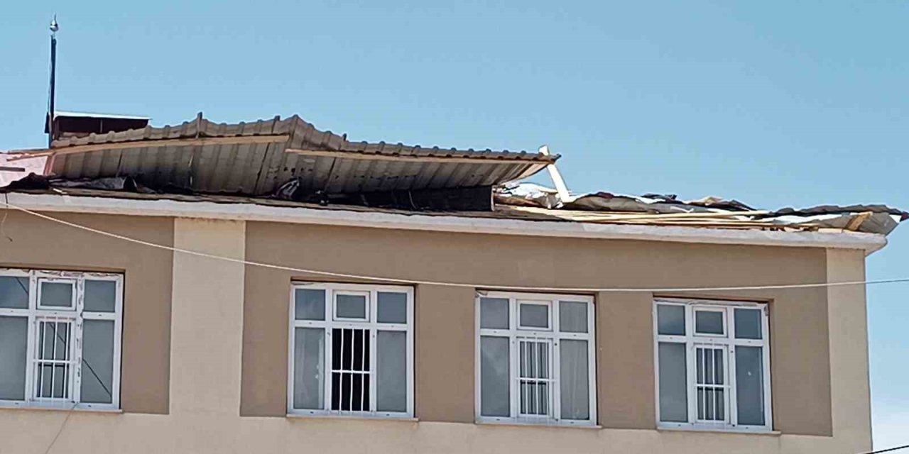 Tuşba'da fırtına okulun çatısını uçurdu