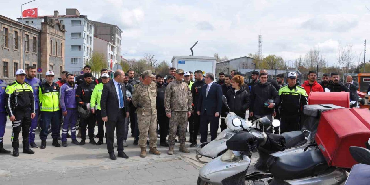 Kars’ta güvenli motosiklet kullanımı eğitimi verildi