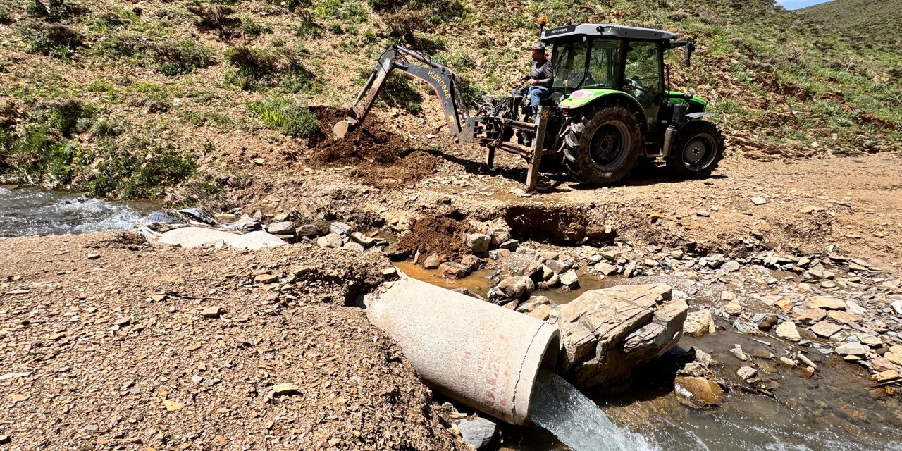 Yüksekova’da sağanak yağışlar yaylaya çıkanları zor durumda bıraktı